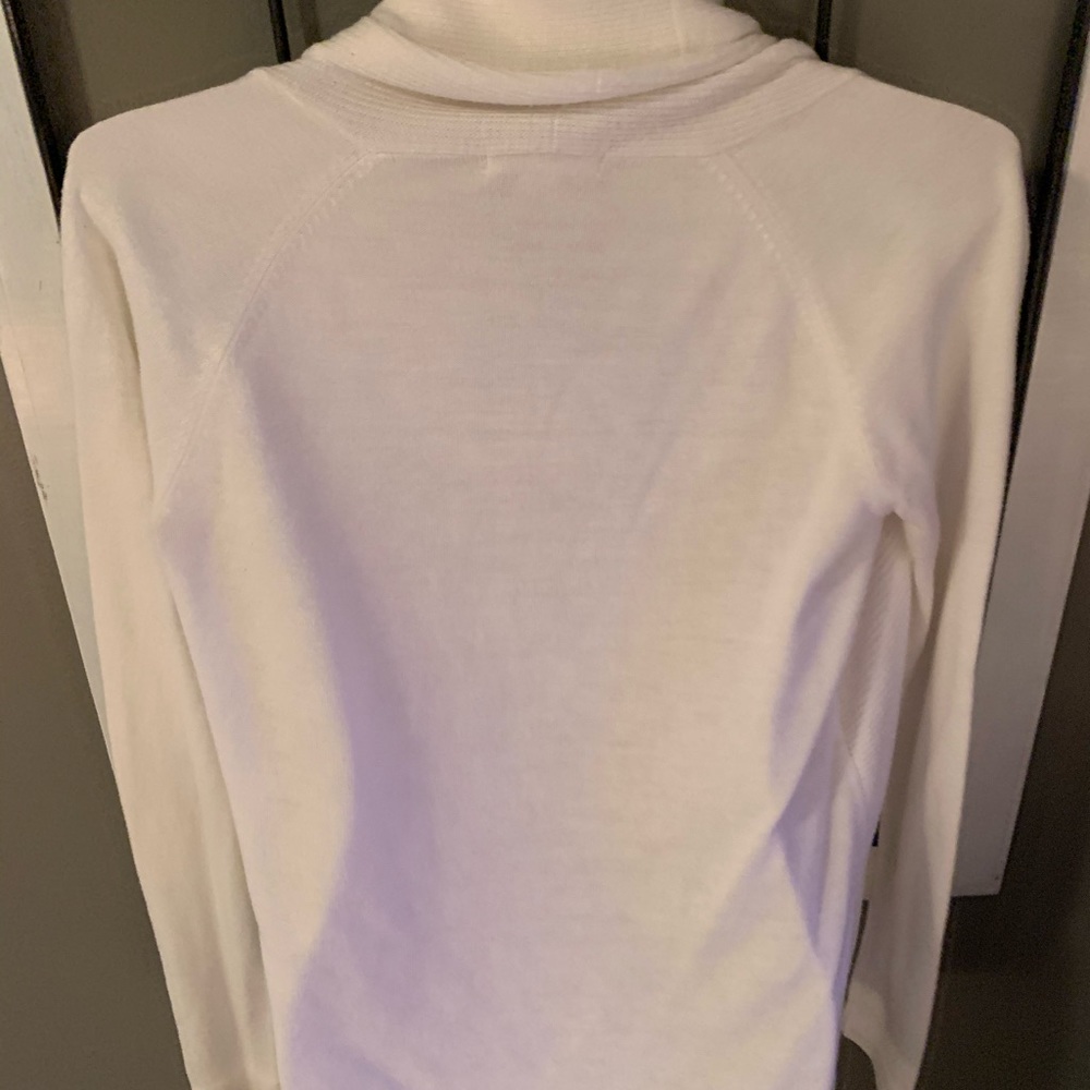 Beautiful white cardigan - Picture 2 of 2